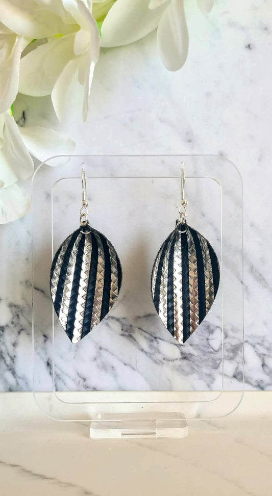Pinched Black Stripes Petal