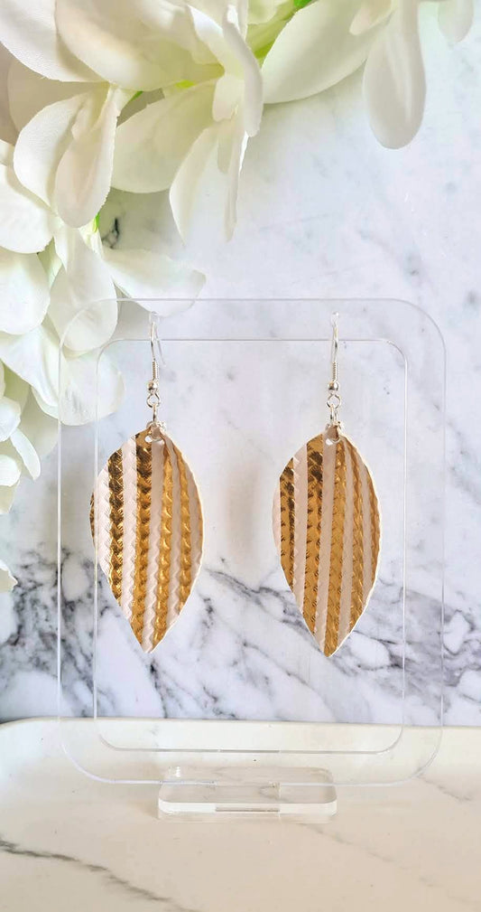 Slightly Pinched Gold Striped Petals